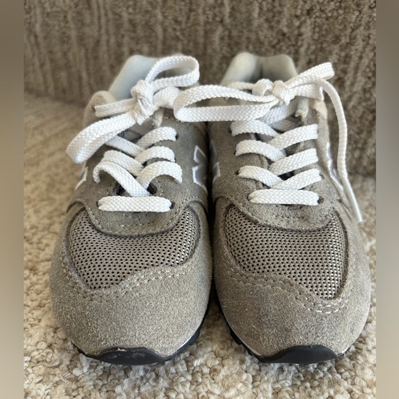 New Balance Toddler Boy 574 Lace up. Grey/white. Size 8. Great condition - Picture 3 of 8